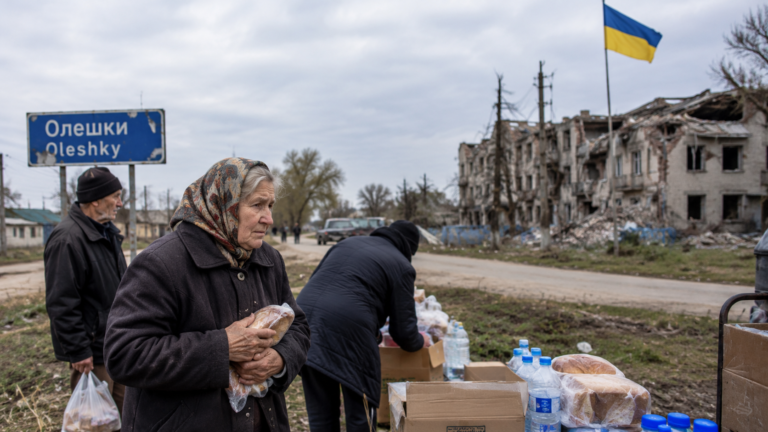 Ukrainian civilians leaving war-damaged Oleshky amid a humanitarian crisis